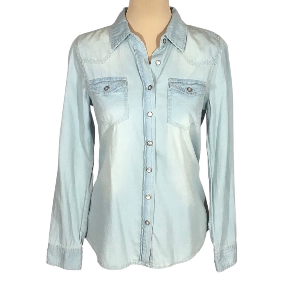 Rue 21 Light Wash Chambray Button Down Shirt, Medium (Juniors)